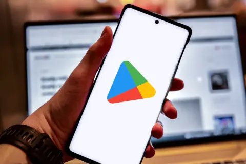 Smartfon z logo Sklepu Play. Czy zastanawiasz się, jak zainstalować Sklep Play na iPhone?
