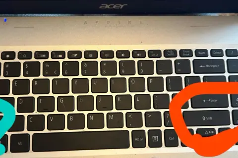 Klawisz Shift na klawiaturze laptopa Acer Aspire, zaznaczony na pomarańczowo, znajduje się pod klawiszem Enter.