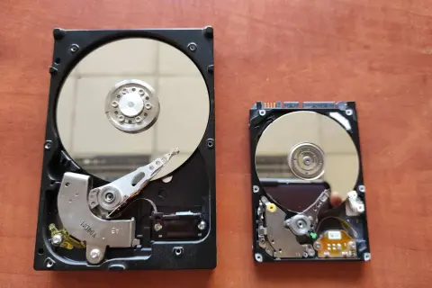 Dwa dyski twarde, jeden większy, drugi mniejszy. Zastanawiasz się, co zrobić, żeby laptop się nie zacinał? Może czas na wymianę dysku na szybszy SSD?