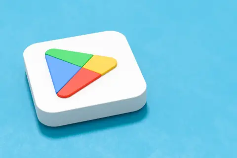 Ikona Sklepu Play na białym tle. Dowiedz się, jak zainstalować Sklep Play na laptopie, aby cieszyć się aplikacjami.