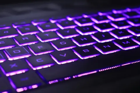 Klawiatura laptopa Lenovo z fioletowym podświetleniem. Dowiedz się, jak włączyć podświetlenie klawiatury w laptopie Lenovo.
