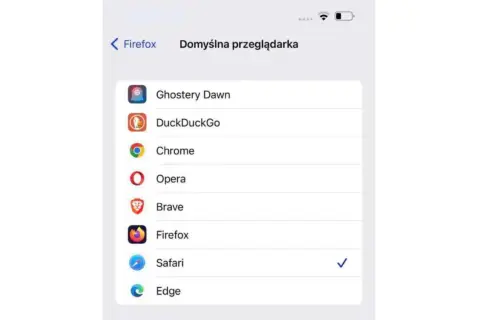 Ekran ustawień telefonu pokazuje, jak zmienić główną przeglądarkę. Safari jest zaznaczone jako domyślne.