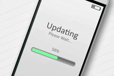 Ekran telefonu pokazuje postęp aktualizacji przeglądarki: "Updating. Please Wait... 56%".
