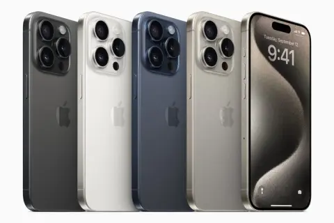 Pięć iPhone'ów w różnych kolorach: grafitowy, biały, granatowy, złoty i jeden z włączonym ekranem, prezentujący datę i godzinę.