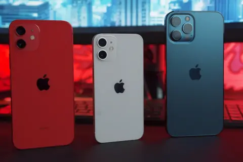 Trzy iPhone'y: czerwony, biały i granatowy. Zastanawiasz się, jak kupić iPhone z USA?
