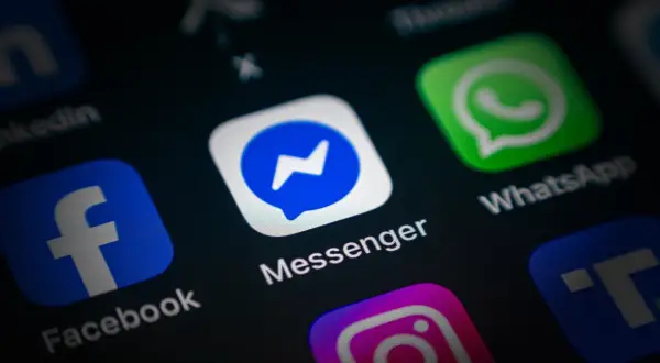 Ikona Messengera na ekranie smartfona. Chcesz wiedzieć, jak zaktualizować Messengera? Zobaczysz tu też ikony Facebooka, WhatsApp i Instagrama.