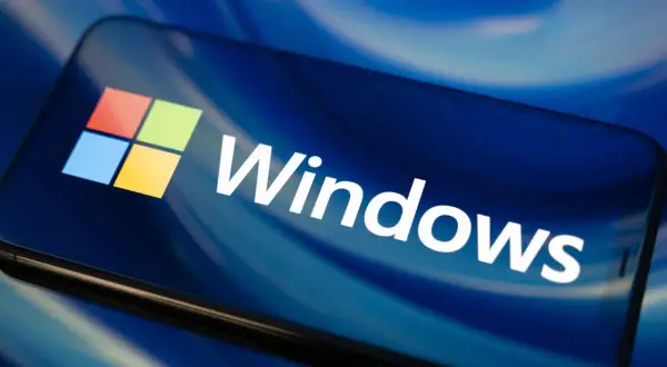 Logo Windows na ekranie smartfona. Dowiedz się, jak zablokować dostęp do internetu aplikacji Windows 10.