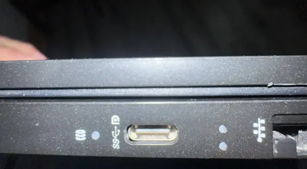 Port USB-C na laptopie, który może posłużyć do ładowania.