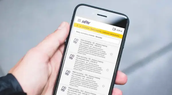 Aplikacja mPay na telefonie pokazuje opcje zakupu biletów imiennych. Szybko i łatwo dowiesz się, jak kupić bilet w aplikacji mbank.