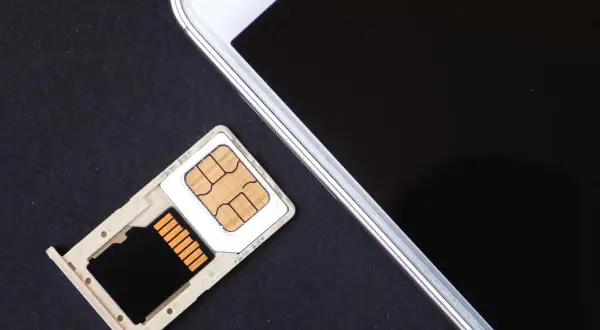 Taca na karty SIM i microSD obok ekranu smartfona. Czy iPhone 13 ma dual SIM? Ten obrazek sugeruje, że tak.