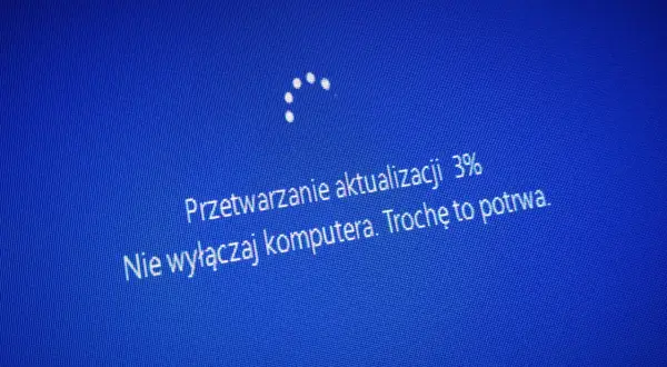Ekran Windows 10 podczas aktualizacji. "Przetwarzanie aktualizacji 3%. Nie wyłączaj komputera. Trochę to potrwa." - tak wygląda proces, jak zaktualizować Windows 10 do 1903.