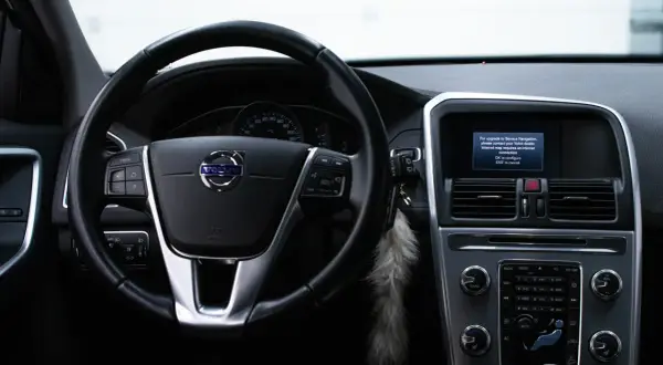 Wnętrze Volvo XC60 z ekranem informującym o konieczności kontaktu z dealerem w celu aktualizacji map. Dowiedz się, jak zaktualizować mapy w Volvo XC60.
