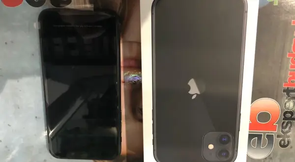 Czarny iPhone 11 w pudełku, obok niego drugi taki sam. Szukasz, gdzie najtaniej kupić ten model?