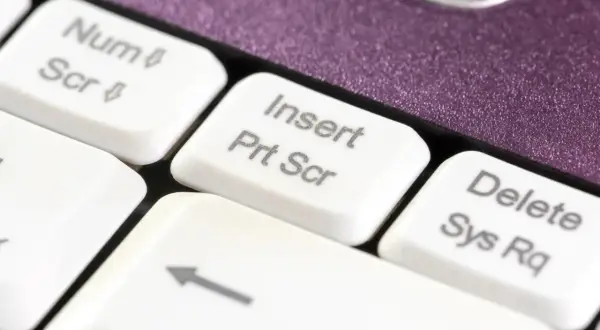 Klawisz "Prt Scr" na klawiaturze laptopa. Dowiedz się, jak zrobić ss na laptopie, naciskając go.