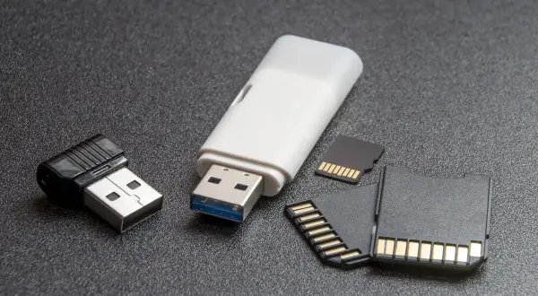 Akcesoria do transferu danych: pendrive, czytnik kart SD i karty pamięci. Dowiedz się, jak uruchomić czytnik kart SD w laptopie.