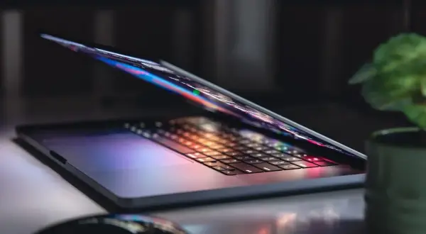Elegancki laptop z podświetlaną klawiaturą i myszką. Zastanawiasz się, ile kosztuje laptop?