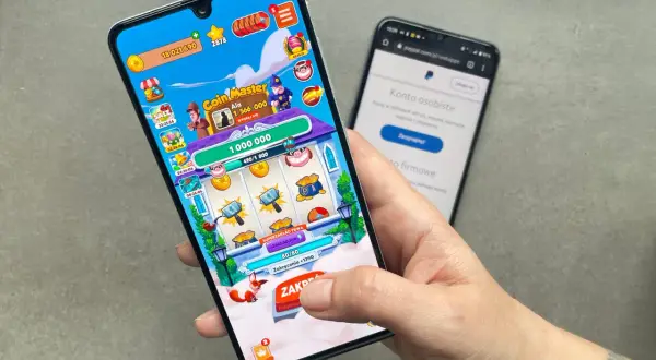 Gra Coin Master na telefonie, obok ekranu z PayPal. Zastanawiasz się, na jakich aplikacjach można zarobić?