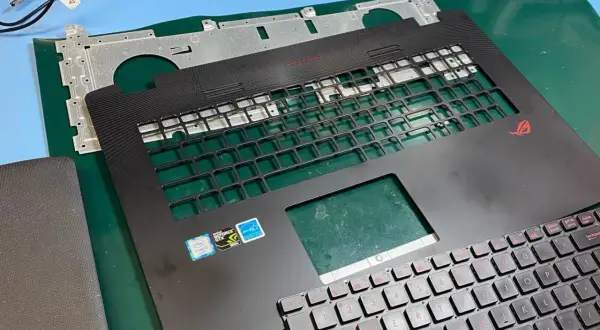 Rozłożona klawiatura laptopa gamingowego ROG. Zastanawiasz się, ile kosztuje wymiana klawiatury w laptopie?