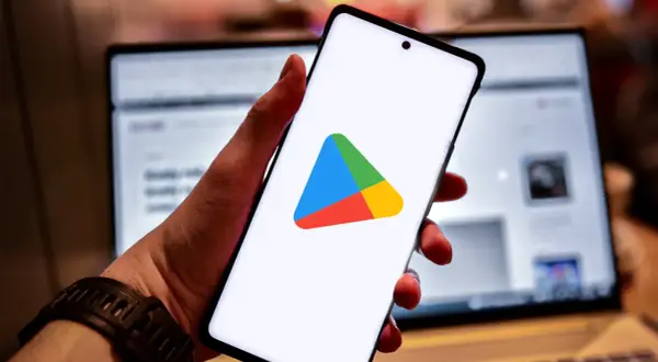 Smartfon z logo Sklepu Play. Czy zastanawiasz się, jak zainstalować Sklep Play na iPhone?