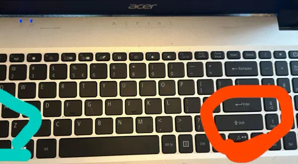 Klawisz Shift na klawiaturze laptopa Acer Aspire, zaznaczony na pomarańczowo, znajduje się pod klawiszem Enter.
