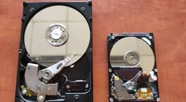 Dwa dyski twarde, jeden większy, drugi mniejszy. Zastanawiasz się, co zrobić, żeby laptop się nie zacinał? Może czas na wymianę dysku na szybszy SSD?