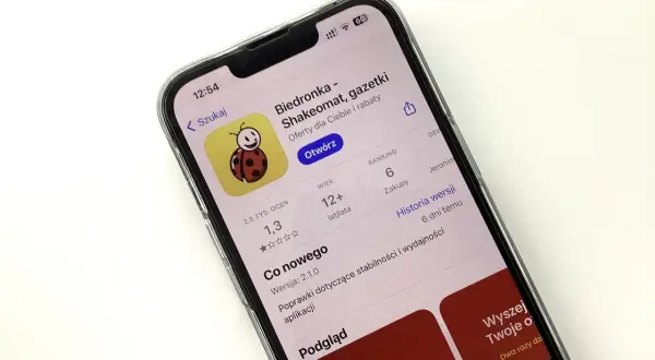 Ekran telefonu z aplikacją Biedronka. Widoczna informacja o wersji i poprawkach, co może pomóc zrozumieć, dlaczego nie działa aplikacja Biedronka.