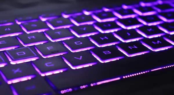 Klawiatura laptopa Lenovo z fioletowym podświetleniem. Dowiedz się, jak włączyć podświetlenie klawiatury w laptopie Lenovo.