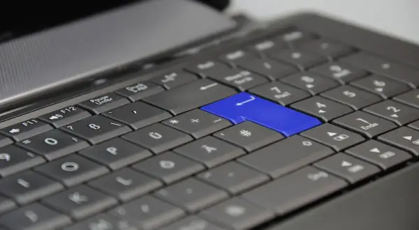 Niebieski Enter na klawiaturze laptopa. Dowiedz się, jak podłączyć klawiaturę do laptopa, aby usprawnić pracę.