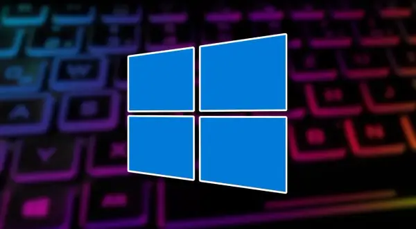 Niebieskie logo Windows na tle podświetlanej klawiatury. Czy Windows XP można zaktualizować do Windows 10?