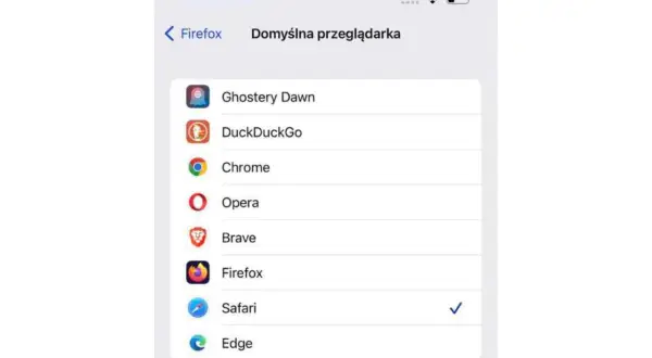 Ekran ustawień telefonu pokazuje, jak zmienić główną przeglądarkę. Safari jest zaznaczone jako domyślne.