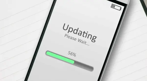 Ekran telefonu pokazuje postęp aktualizacji przeglądarki: "Updating. Please Wait... 56%".