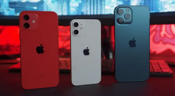 Trzy iPhone'y: czerwony, biały i granatowy. Zastanawiasz się, jak kupić iPhone z USA?