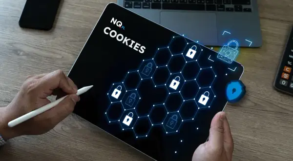Tablet z napisem "COOKIES" i ikonami kłódek, symbolizujący jak usunąć dane przeglądarki. Obok leży telefon i kalkulator.