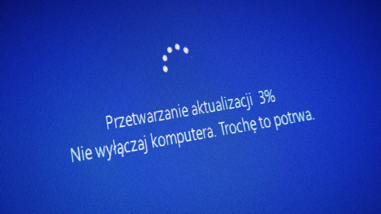 Ekran Windows 10 podczas aktualizacji. "Przetwarzanie aktualizacji 3%. Nie wyłączaj komputera. Trochę to potrwa." - tak wygląda proces, jak zaktualizować Windows 10 do 1903.