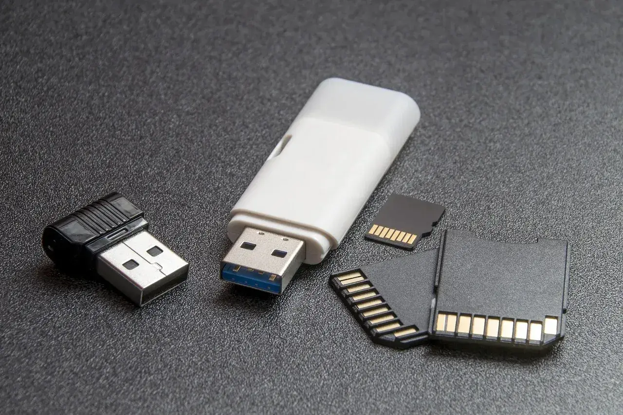 Akcesoria do transferu danych: pendrive, czytnik kart SD i karty pamięci. Dowiedz się, jak uruchomić czytnik kart SD w laptopie.