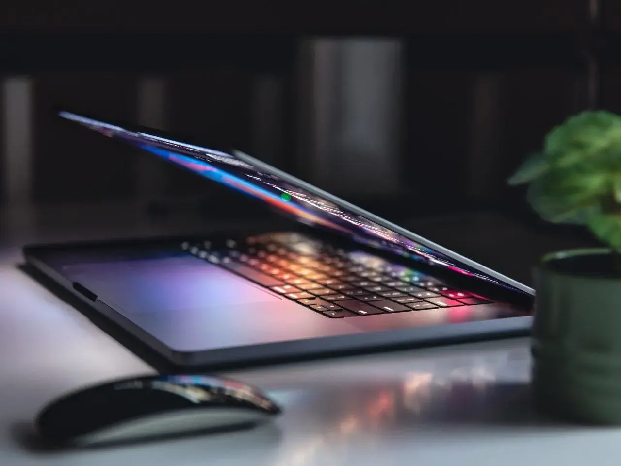 Elegancki laptop z podświetlaną klawiaturą i myszką. Zastanawiasz się, ile kosztuje laptop?