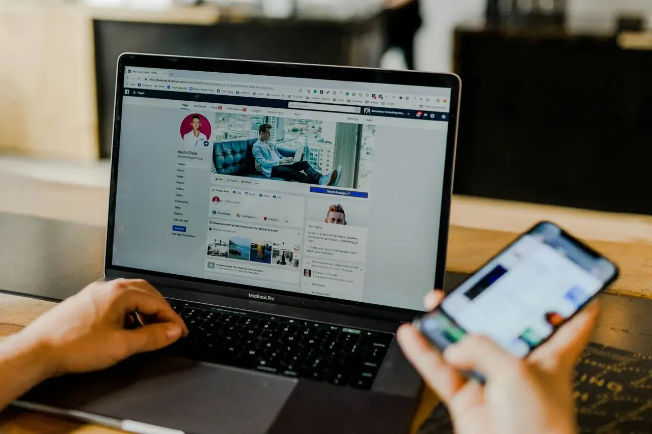 Osoba korzysta z laptopa z profilem na Facebooku, szukając informacji, jak odblokować aplikacje na Facebooku.