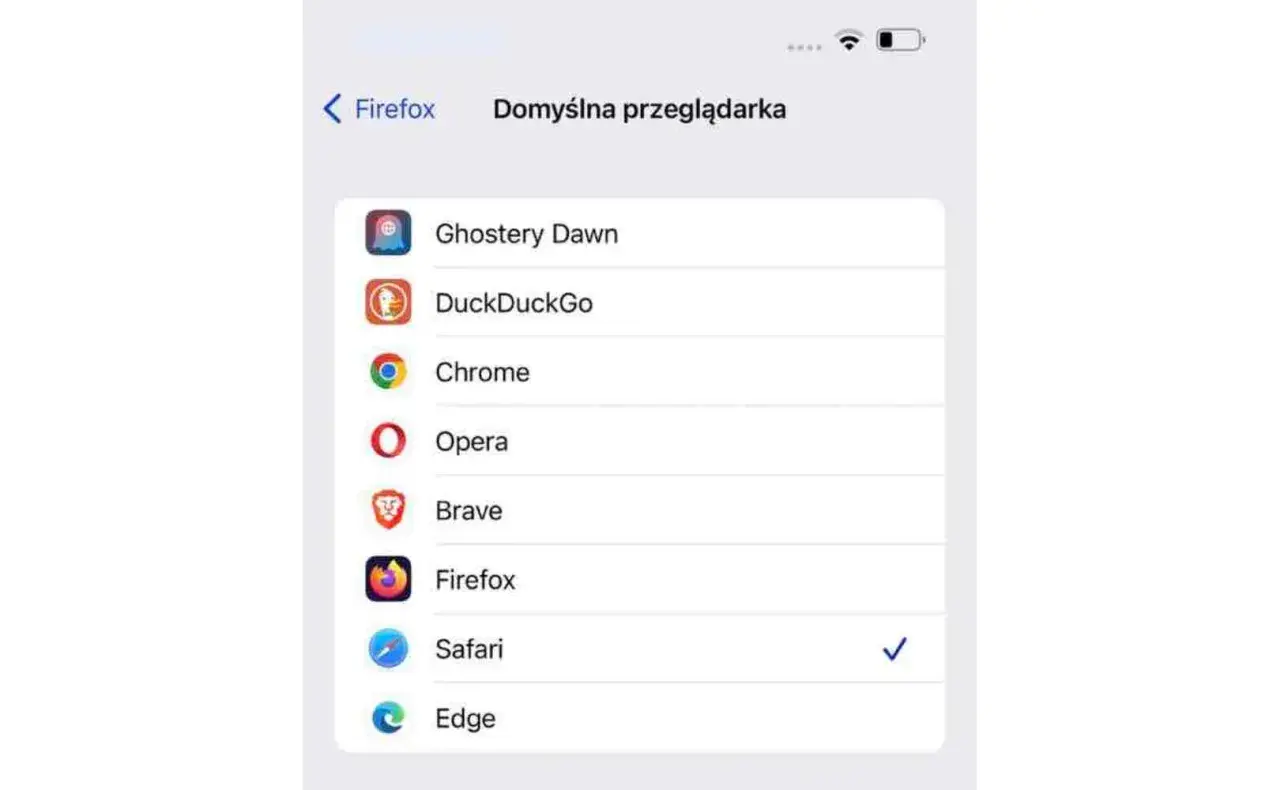 Ekran ustawień telefonu pokazuje, jak zmienić główną przeglądarkę. Safari jest zaznaczone jako domyślne.