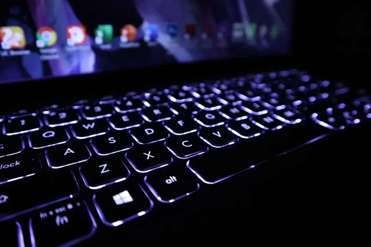 Podświetlana klawiatura laptopa Lenovo w ciemności. Dowiedz się, jak włączyć podświetlenie klawiatury w laptopie Lenovo, naciskając klawisz Fn.