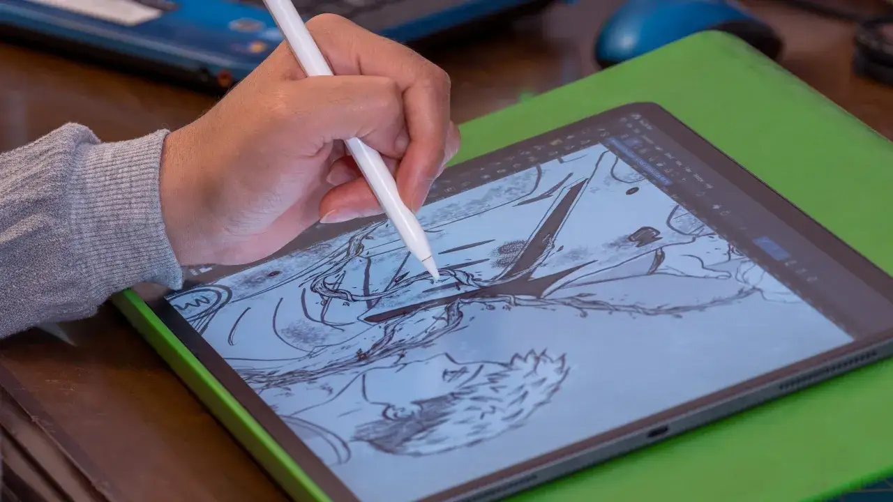 Rysowanie na tablecie z użyciem rysika. Wiele aplikacji na tablet pozwala na tworzenie cyfrowych szkiców i ilustracji.