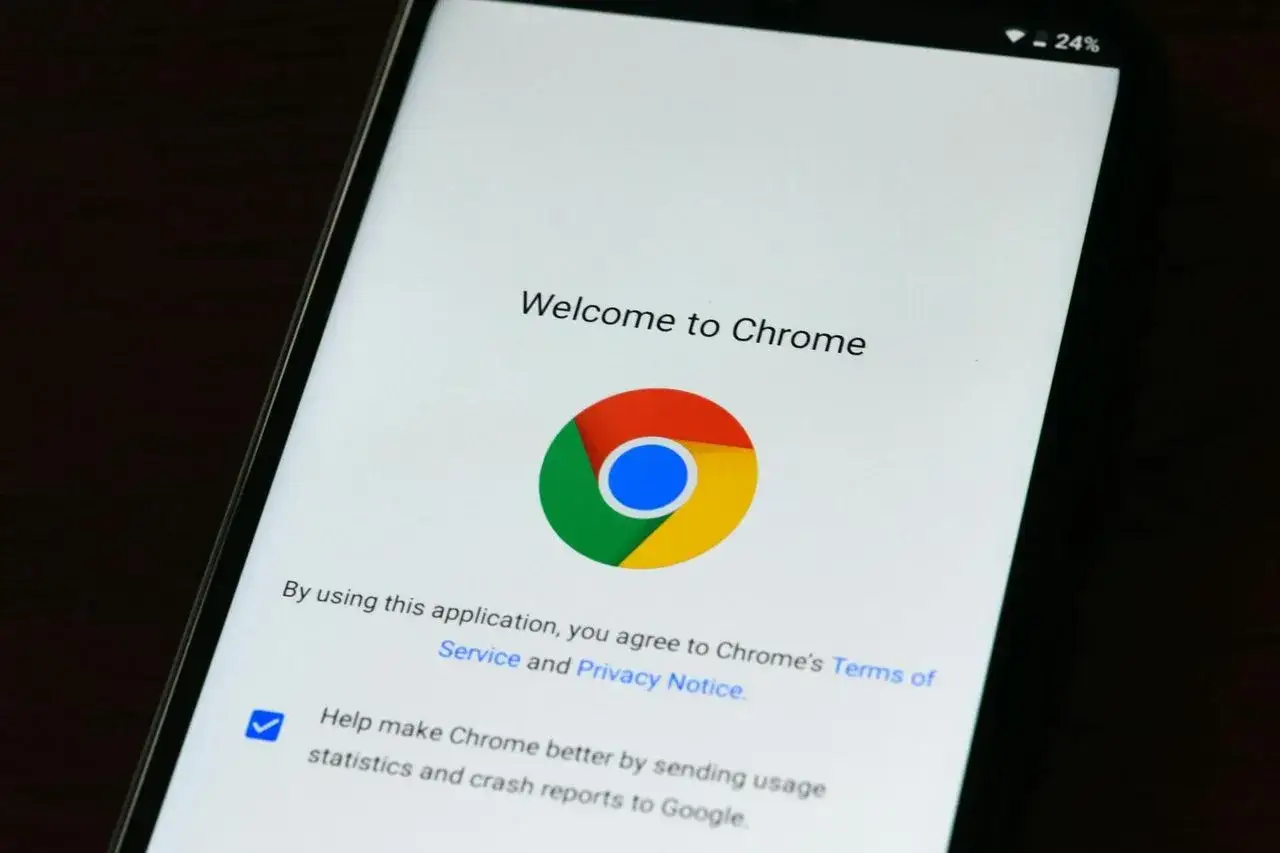 Ekran telefonu z logo Chrome. Dowiedz się, jak zaktualizować przeglądarkę w telefonie, by cieszyć się nowymi funkcjami.