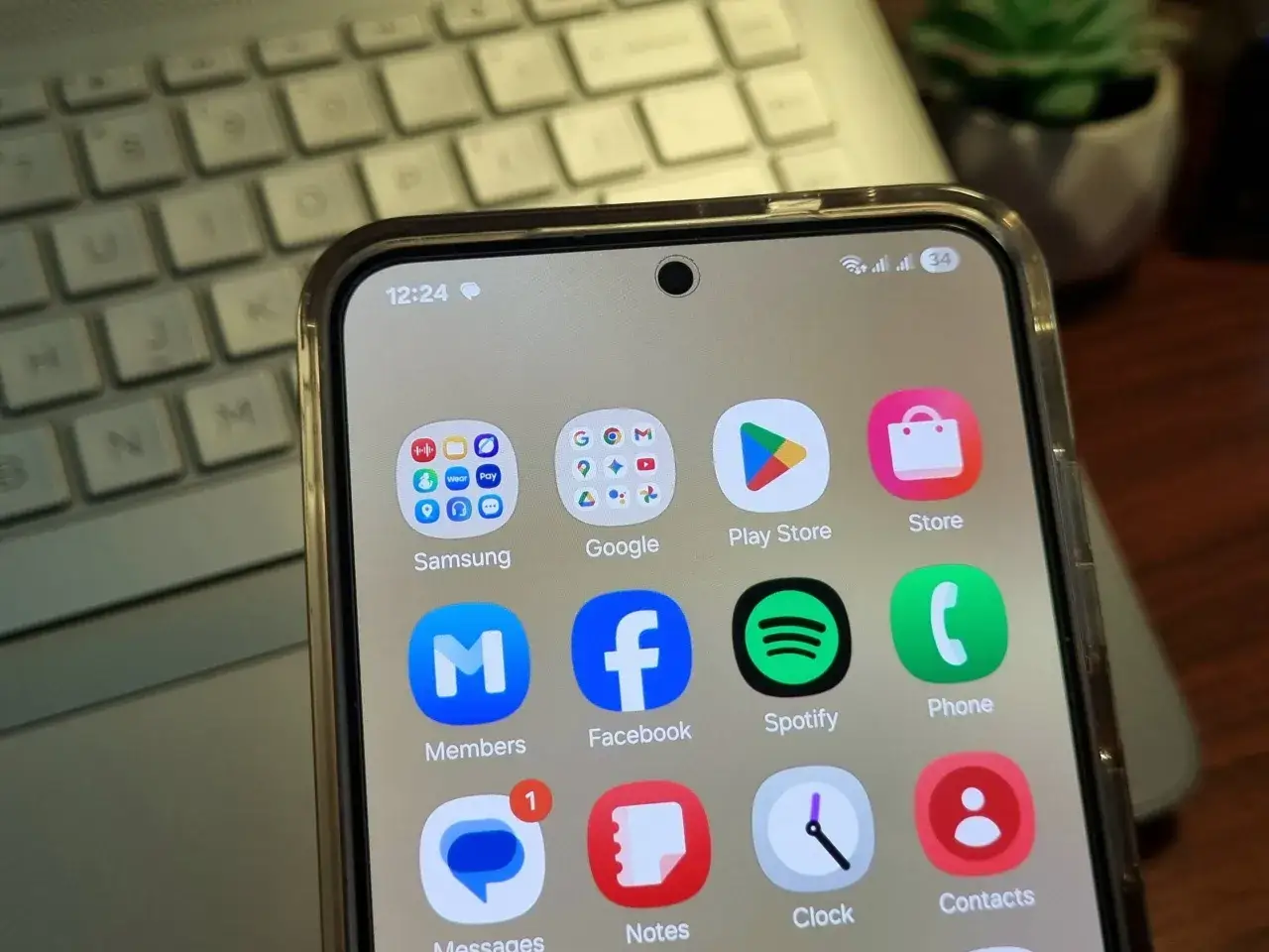 Telefon z ikonami aplikacji, w tym Play Store. Dowiedz się, jak zaktualizować przeglądarkę w telefonie, by cieszyć się nowymi funkcjami.