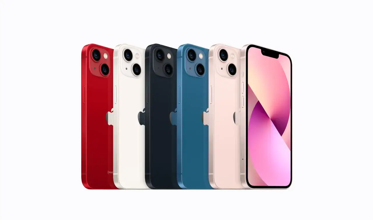 Rząd iPhone'&oacute;w w r&oacute;żnych kolorach: czerwony, biały, granatowy, niebieski, r&oacute;żowy. Zastanawiasz się, jak kupić iPhone z USA?