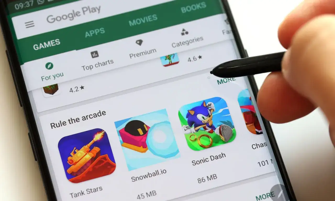 Szukasz sposobów, jak pobierać płatne aplikacje za darmo Android? Ekran telefonu z Google Play pokazuje gry, np. Sonic Dash.