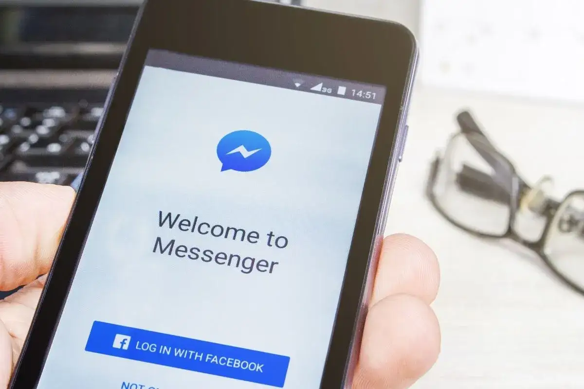 Ekran startowy Messengera na telefonie. Dowiedz się, jak zaktualizować Messengera, aby korzystać z najnowszych funkcji.