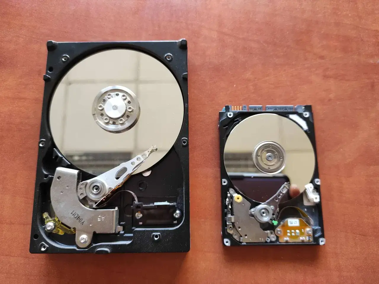 Dwa dyski twarde, jeden większy, drugi mniejszy. Zastanawiasz się, co zrobić, żeby laptop się nie zacinał? Może czas na wymianę dysku na szybszy SSD?