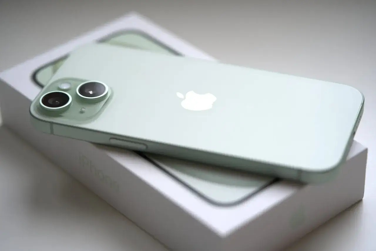 Zielony iPhone na pudełku. Czy to iPhone odnowiony? Co to znaczy? Sprawdźmy!