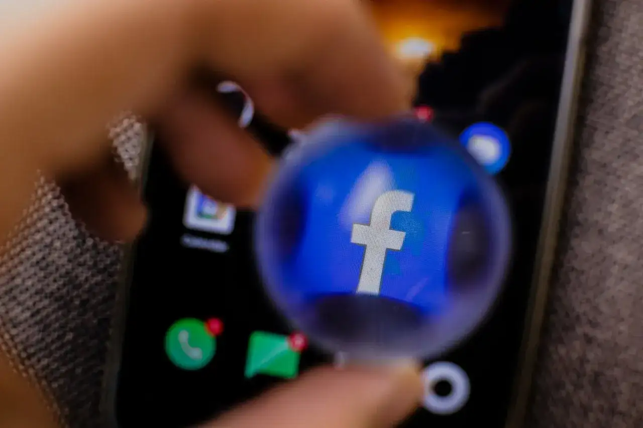 Zbliżenie na ekran smartfona z ikoną Facebooka. Dowiedz się, jak włączyć logowanie do Facebooka we wbudowanej przeglądarce.