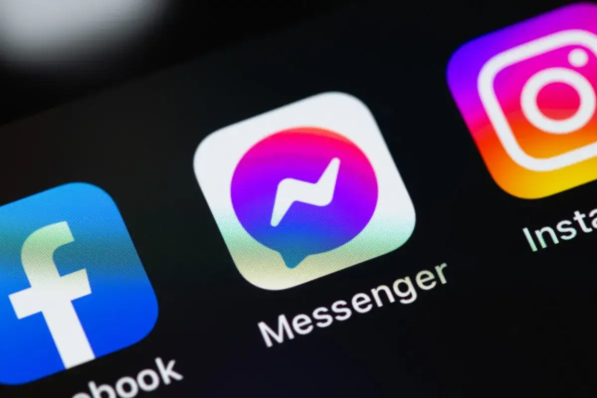 Ikona Messengera na ekranie telefonu. Dowiedz się, jak zaktualizować Messengera, aby korzystać z najnowszych funkcji.