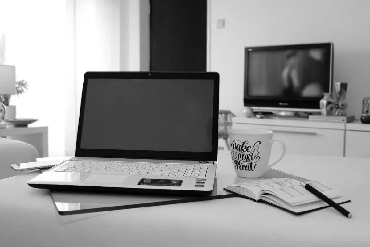 Laptop, kubek z napisem